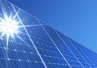 Sunshine on solar panels. (Photo: NTB scanpix)