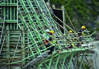 workers in scaffolding